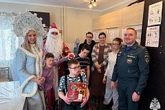Дед мороз и Снегурочка в Софийском детском доме 
